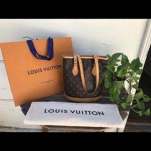 ♦️ SOLD ♦️ Authentic LV Bucket PM 👜